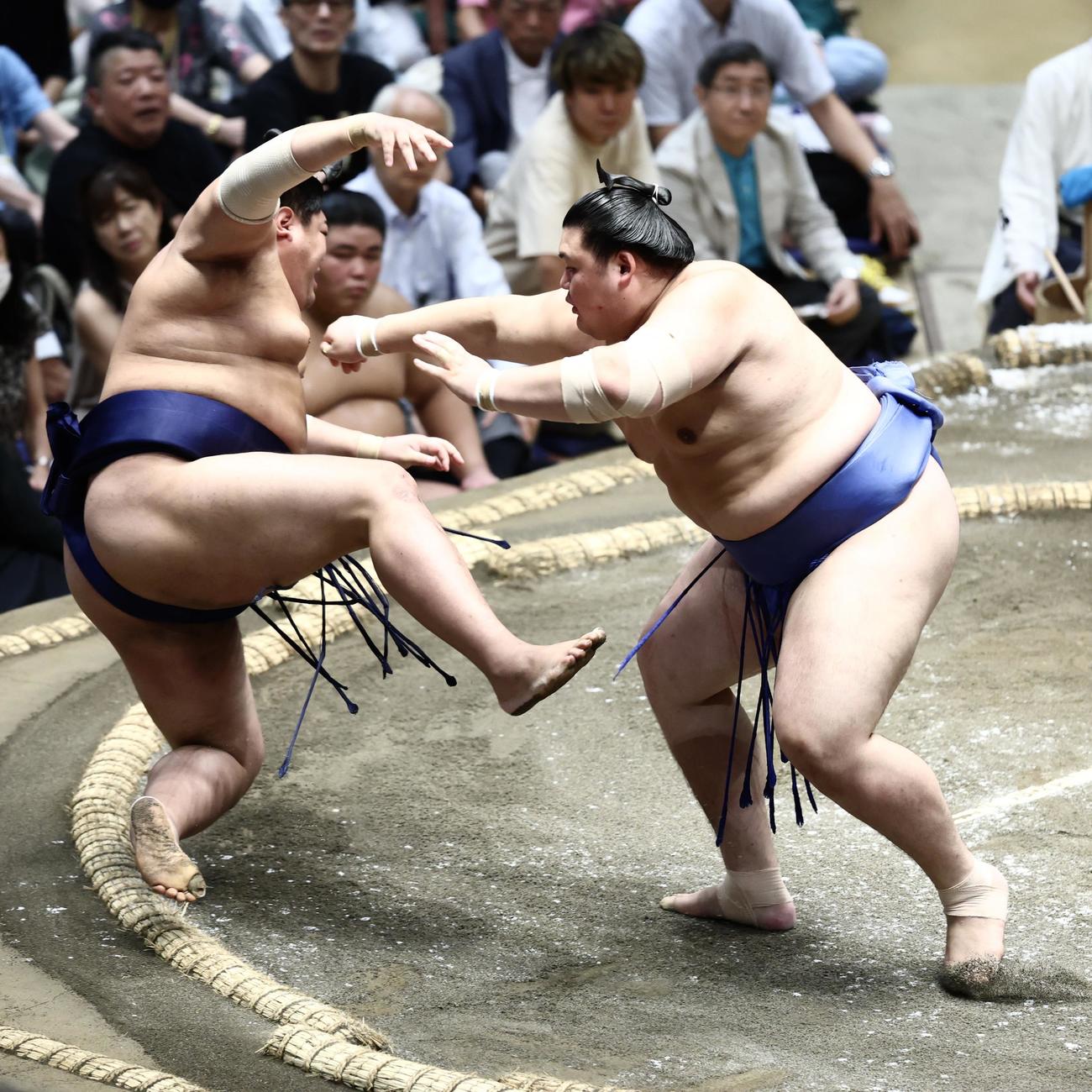阿炎（左）を押し倒しで破る大の里（撮影・河田真司）