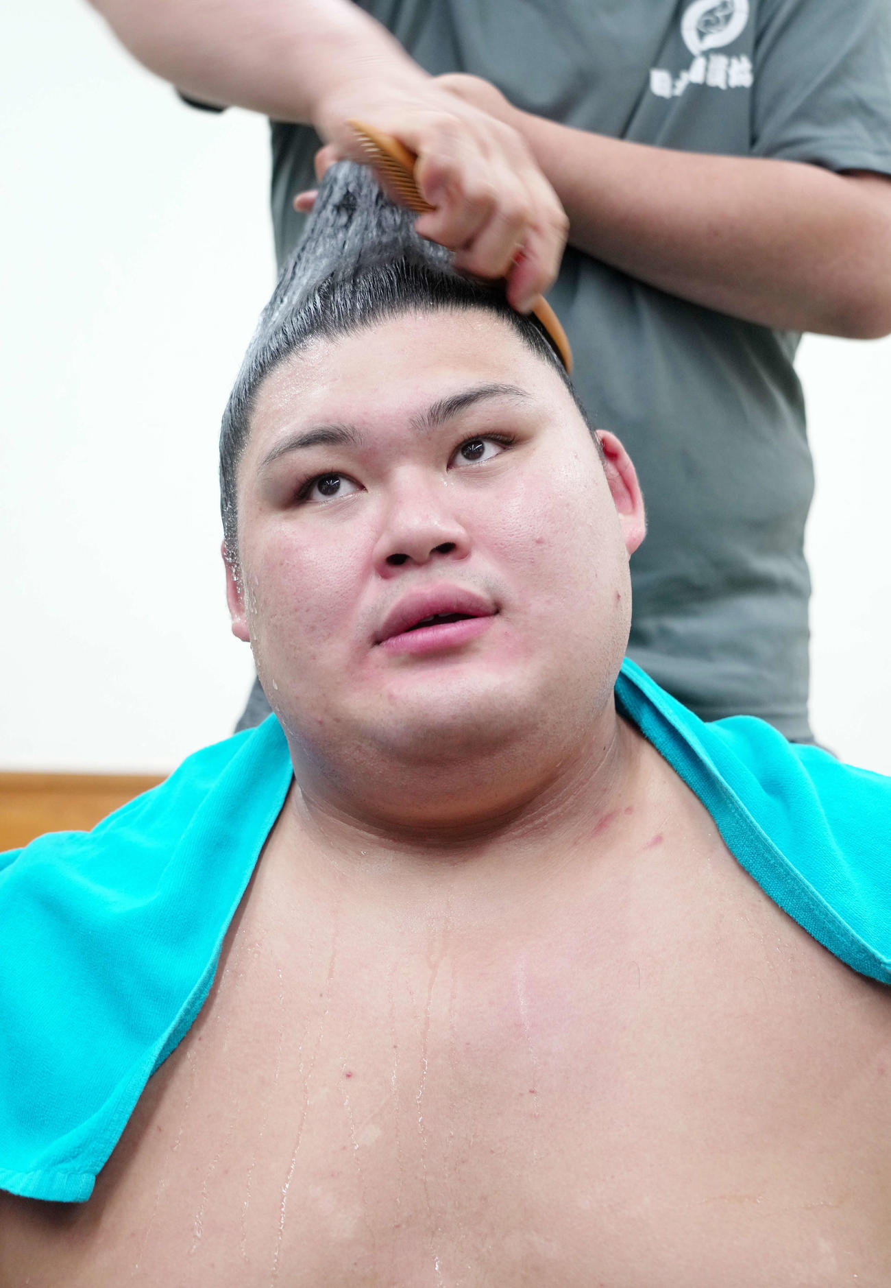 支度部屋でまげを整える大の里
