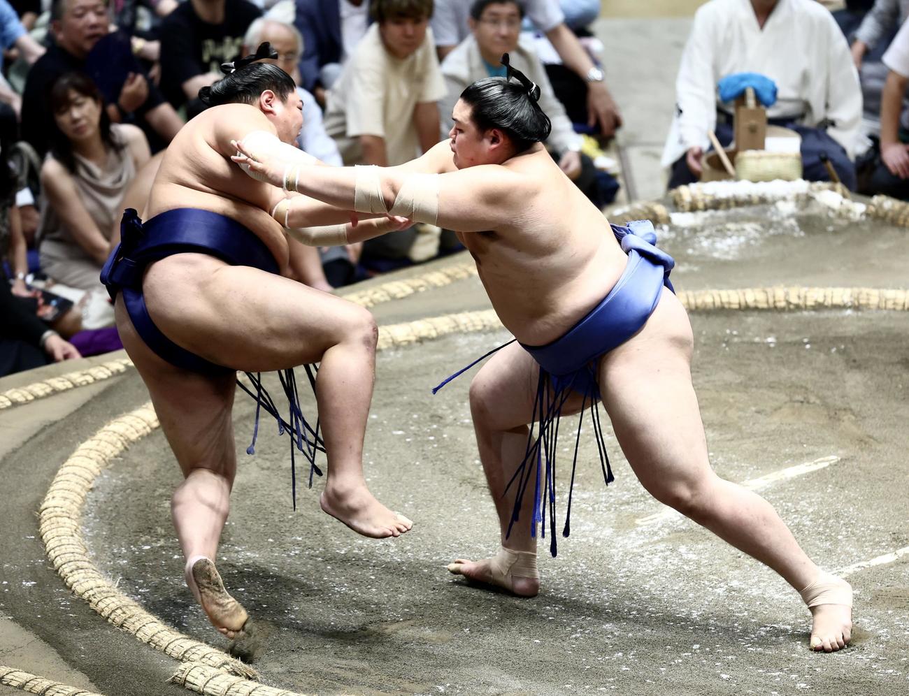 阿炎（左）を押し倒しで破る大の里（撮影・河田真司）
