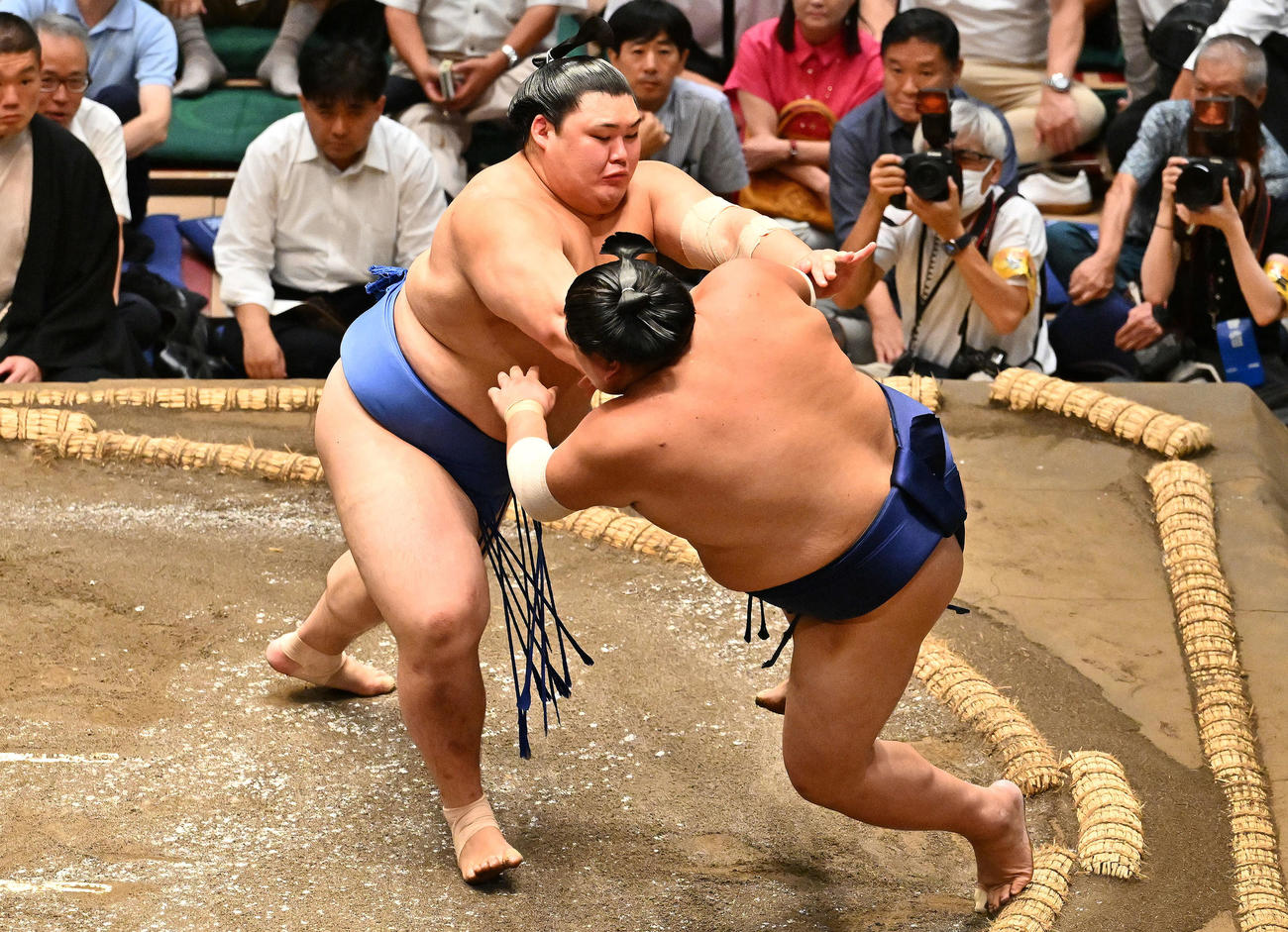大の里（後方）は阿炎を押し倒しで破る（撮影・滝沢徹郎）