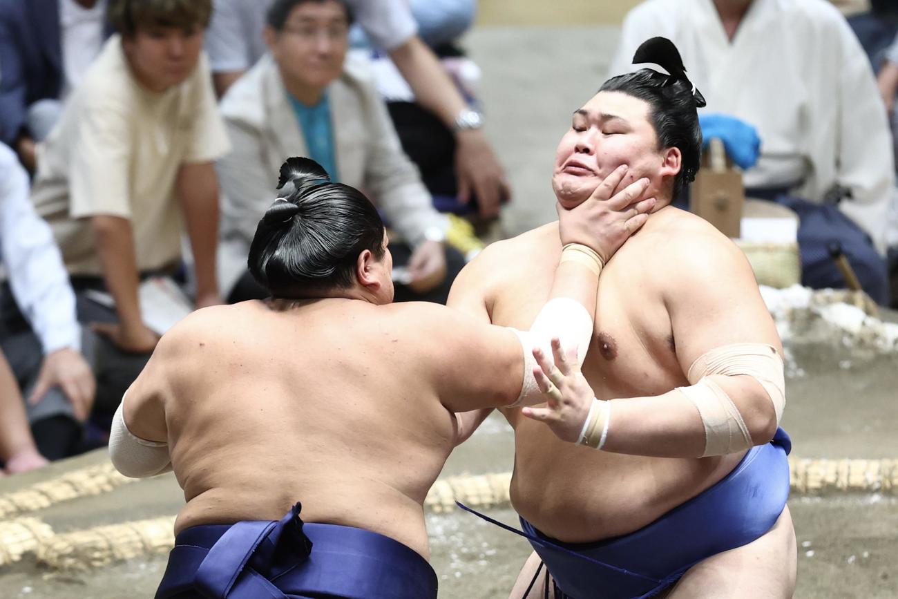 阿炎（左）の攻めに耐える大の里（撮影・河田真司）