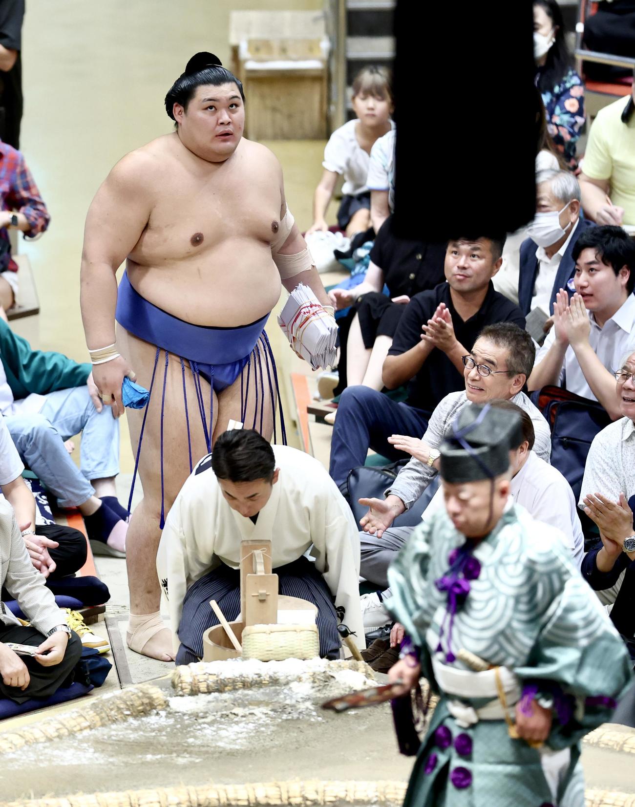 阿炎を押し倒しで破り、花道から引き揚げる大の里（撮影・河田真司）