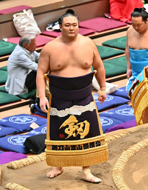 朝乃山、初顔の宮乃風を破り3勝1敗「投げられても、ひねられても、体