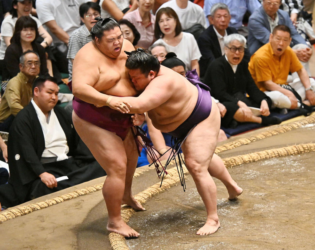 美ノ海（右）は御嶽海を寄り切りで破る（撮影・滝沢徹郎）
