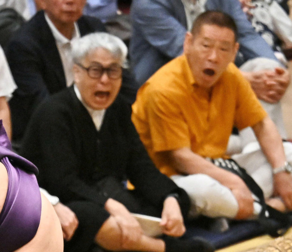 美ノ海（右）は御嶽海を寄り切りで破る（撮影・滝沢徹郎）