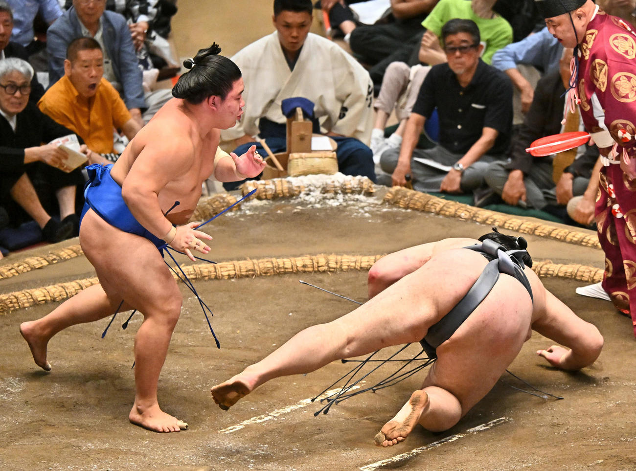 藤ノ川（左）は金峰山を突き倒しで破る（撮影・滝沢徹郎）