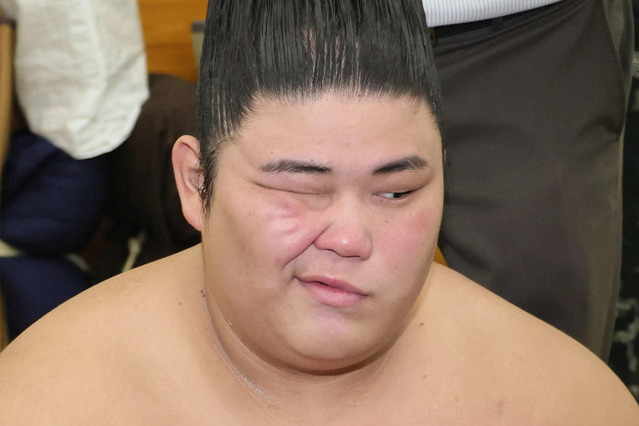 支度部屋で取材に応じる伯桜鵬