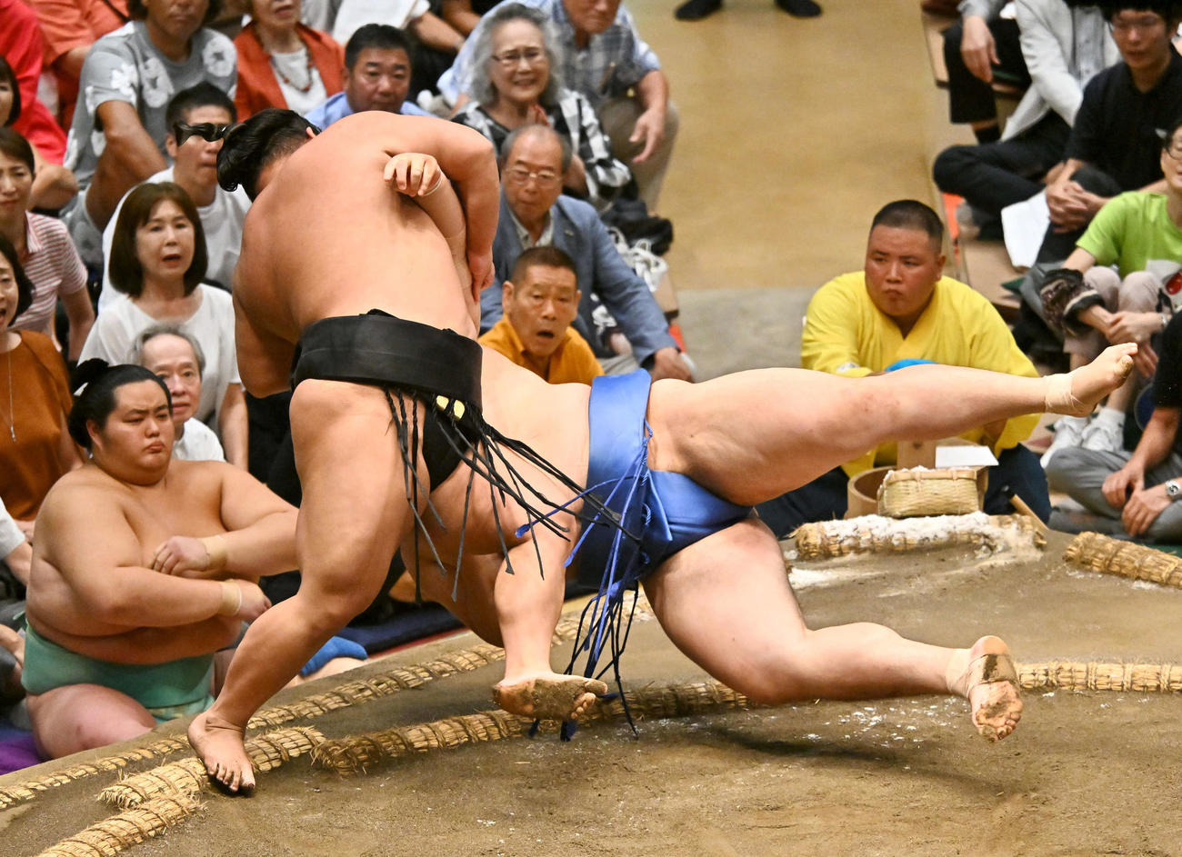 伯桜鵬（左）は大の里を突き落としで破る（撮影・滝沢徹郎）