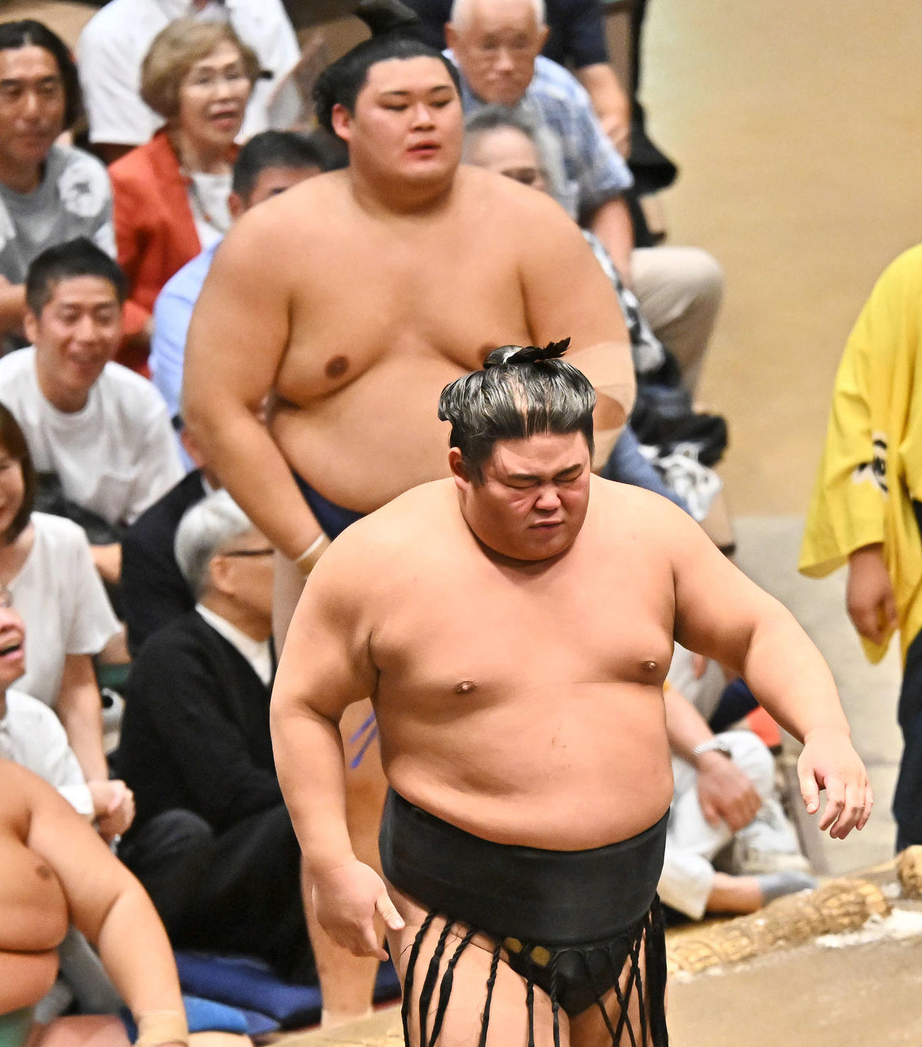 大の里（後方）を破った伯桜鵬（撮影・滝沢徹郎）