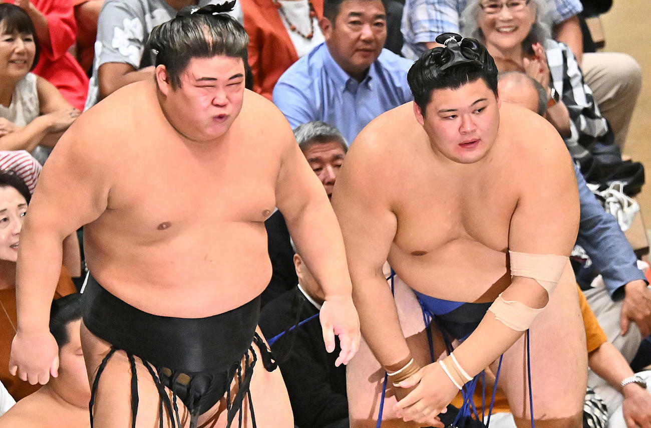 伯桜鵬（左）に敗れた大の里（撮影・滝沢徹郎）