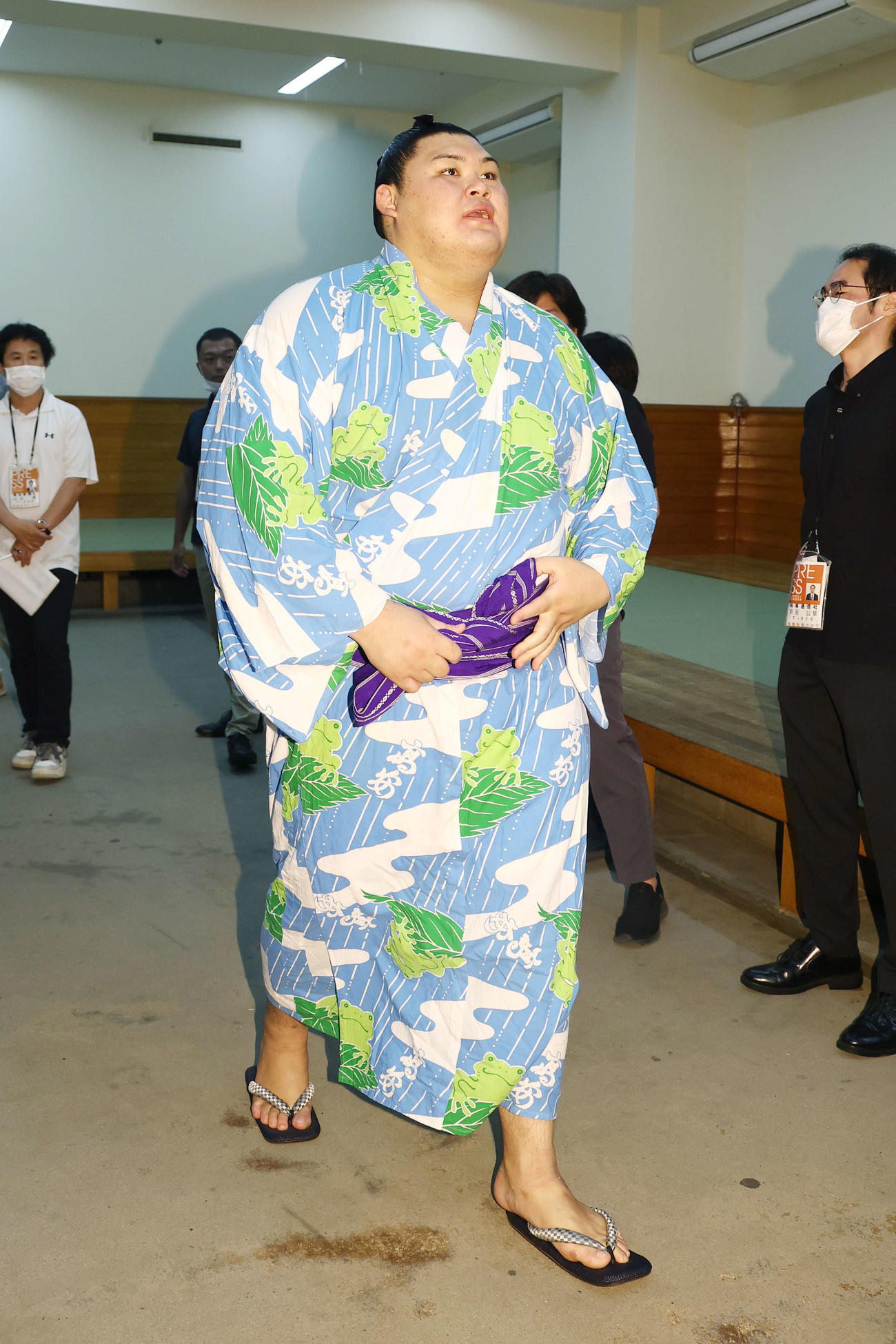 支度部屋から引き揚げる大の里（撮影・河田真司）