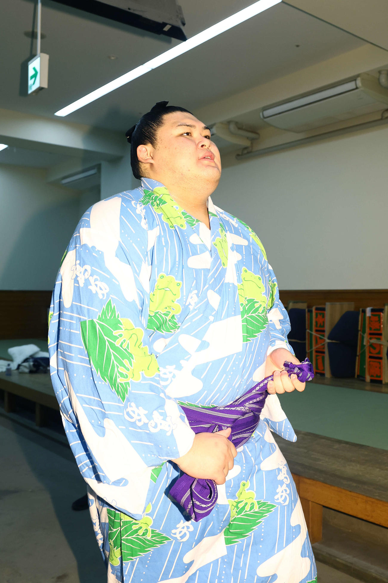 支度部屋から引き揚げる大の里（撮影・河田真司）