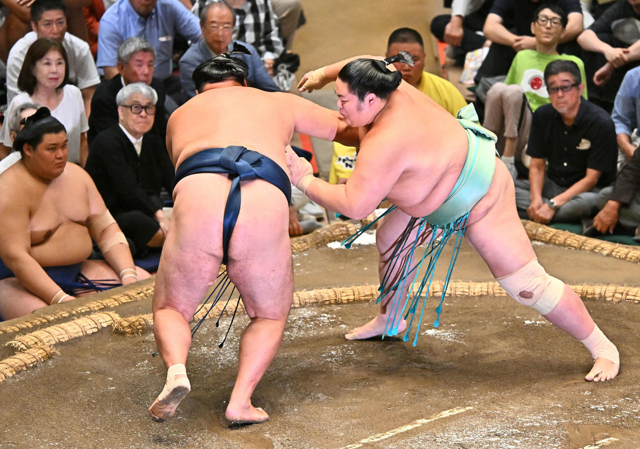 琴桜（右）は突き落としで玉鷲を破る（撮影・滝沢徹郎）