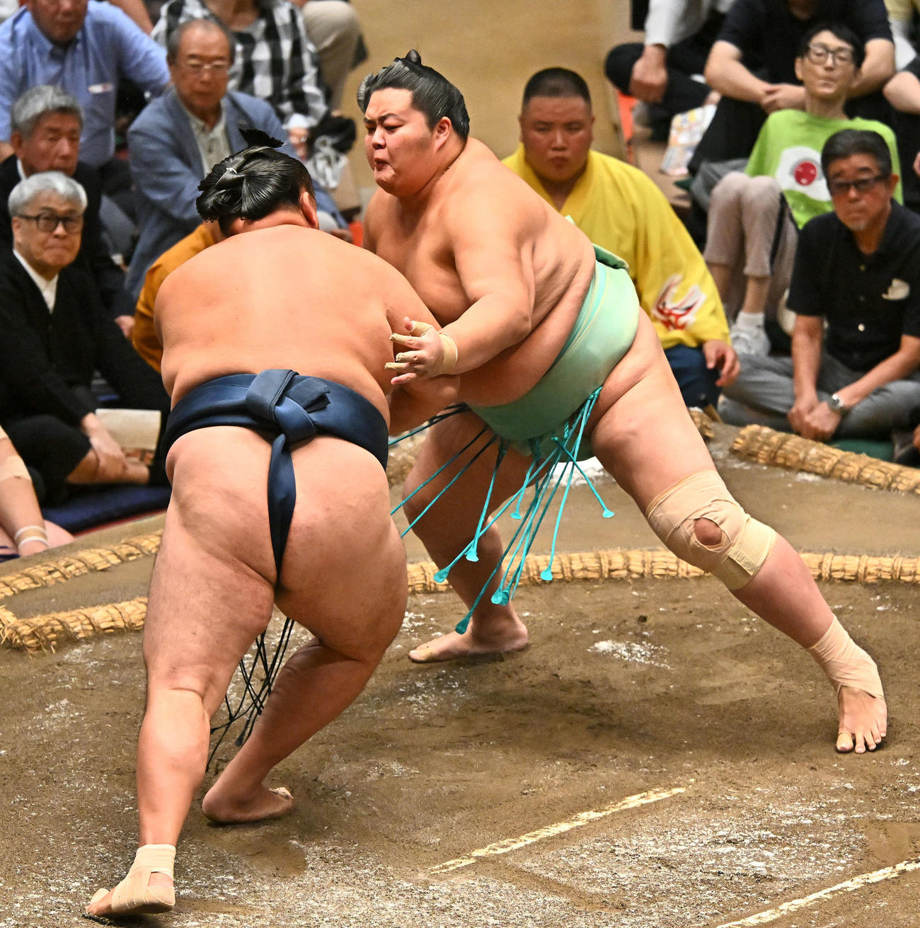 琴桜（右）は突き落としで玉鷲を破る（撮影・滝沢徹郎）