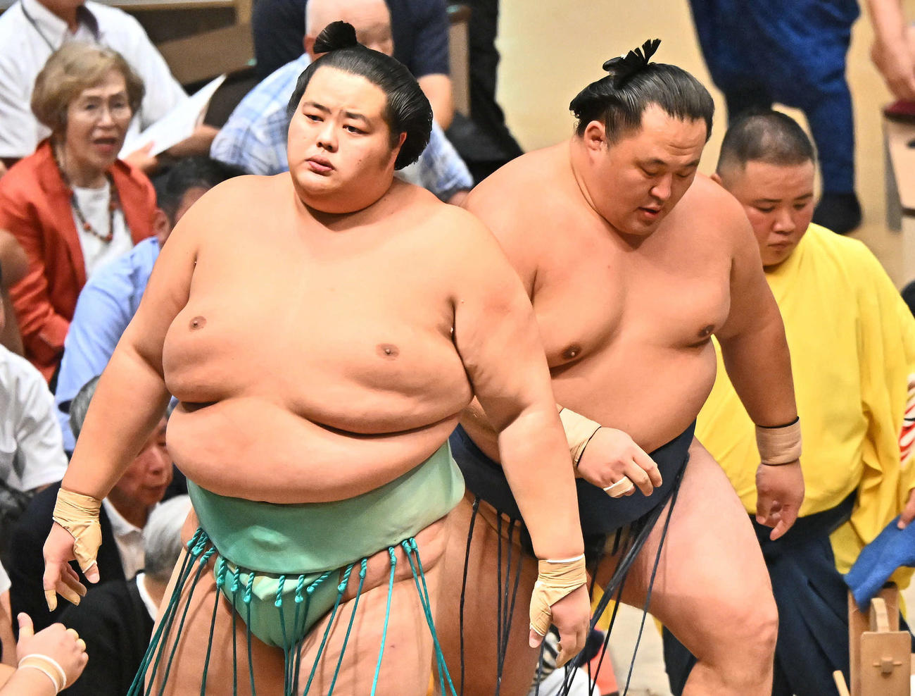 琴桜（左）に敗れた玉鷲（撮影・滝沢徹郎）