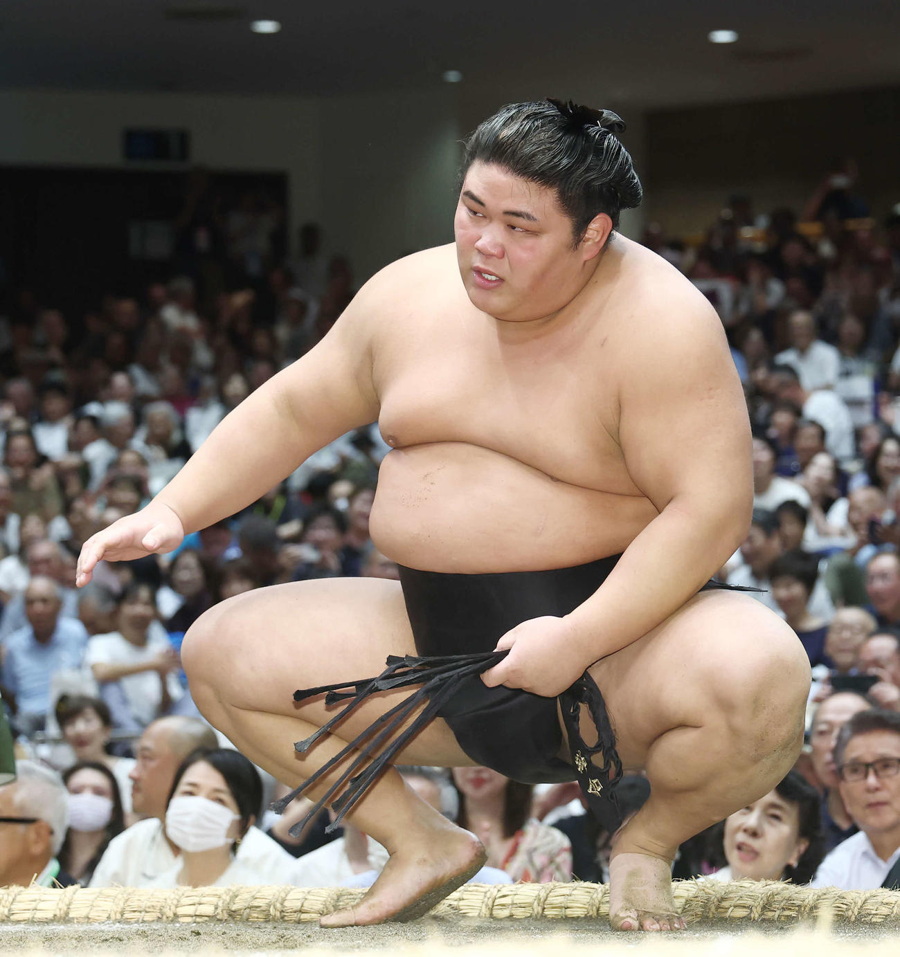 大の里を突き落としで破り、勝ち名乗りを受ける伯桜鵬（撮影・河田真司）