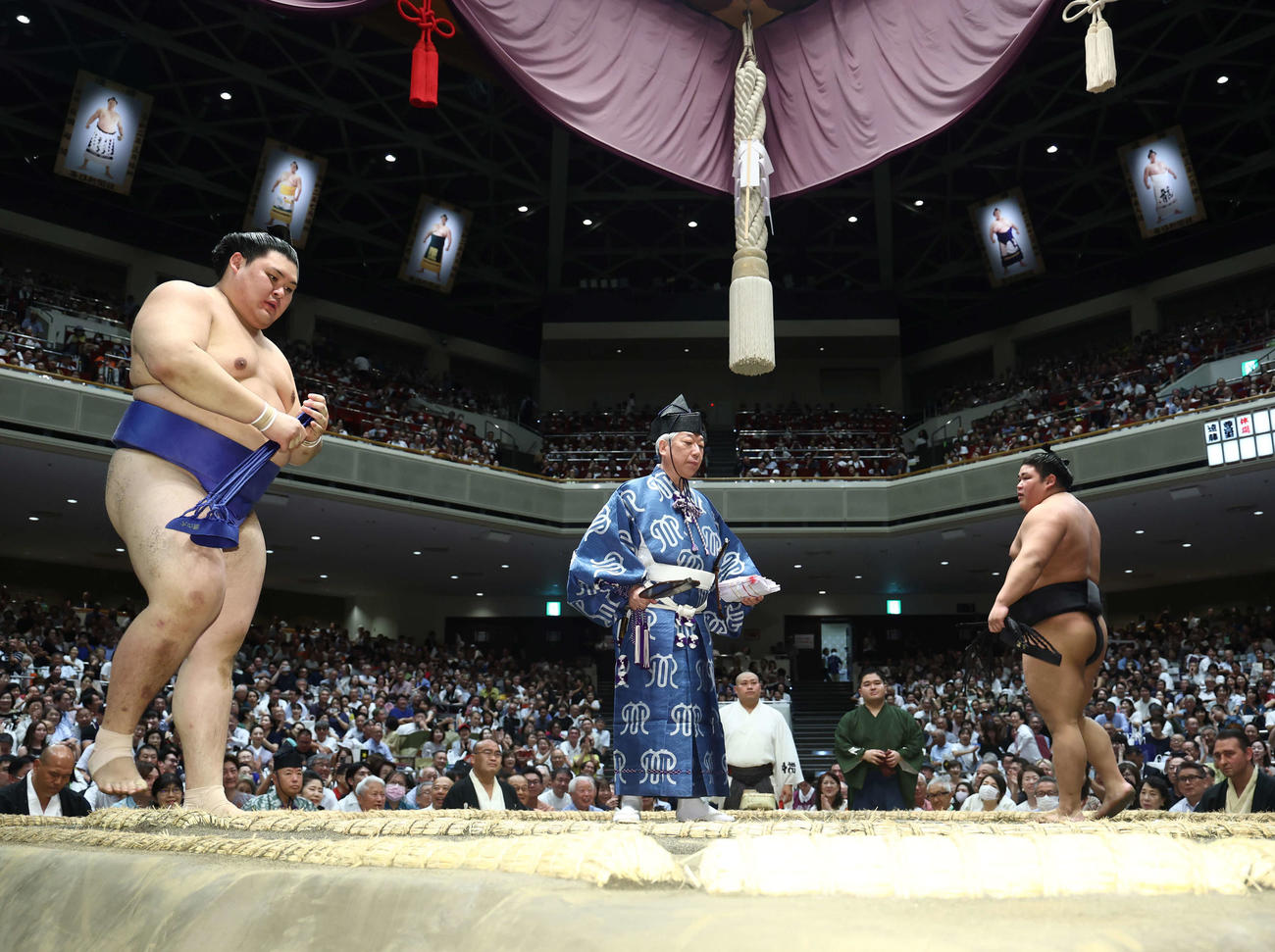 伯桜鵬（右）に突き落としで敗れる大の里（撮影・河田真司）