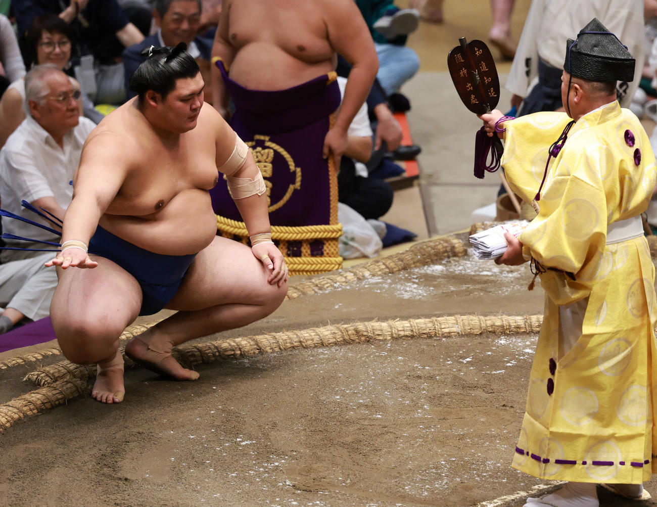 王鵬を突き落としで破り懸賞金を手にする大の里（撮影・野上伸悟）