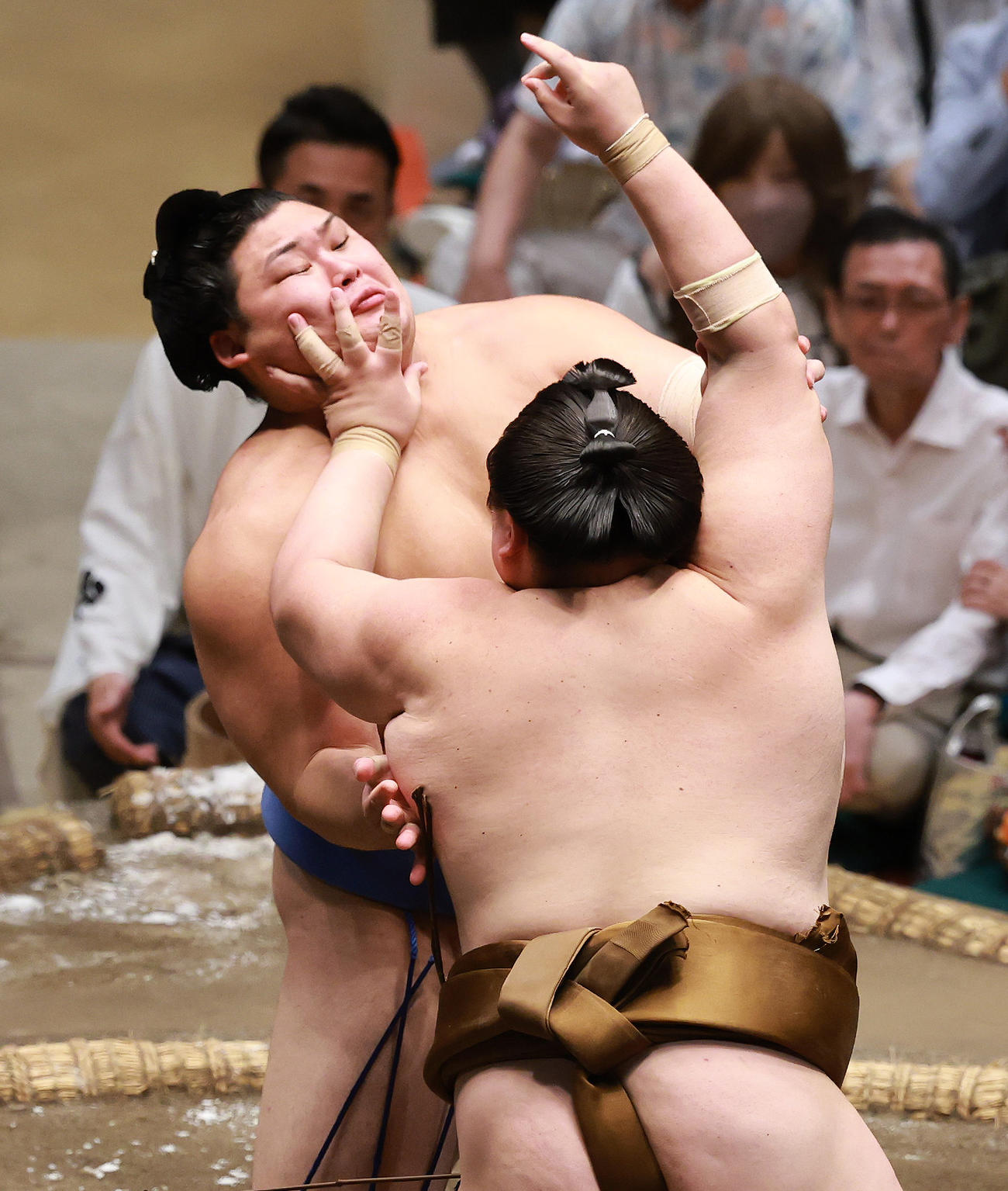 王鵬（手前）の張り手をこらえる大の里（撮影・野上伸悟）