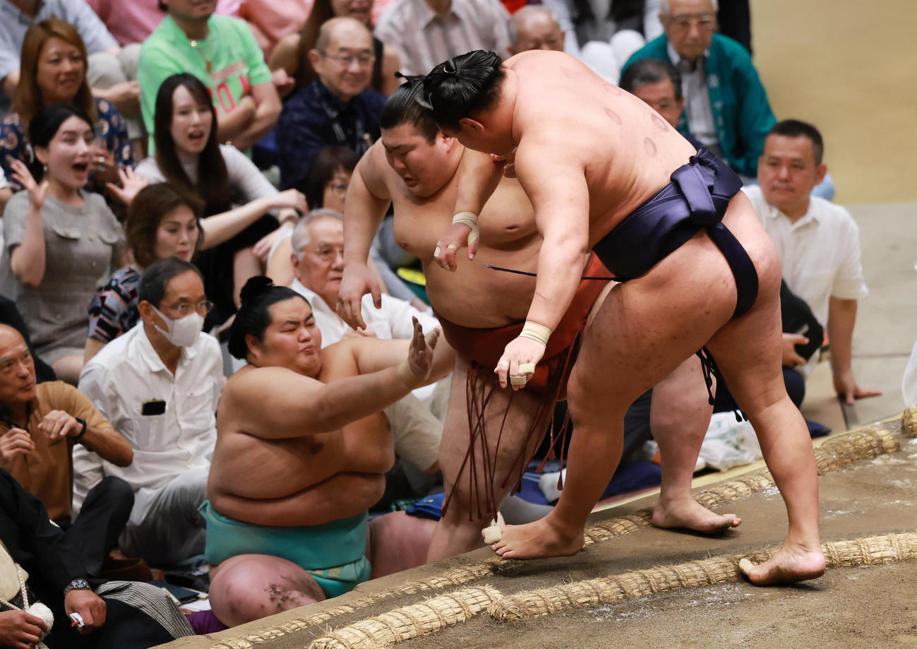 熱海富士（奥）を寄りきりで破る豊昇龍。左は琴桜（撮影・野上伸悟）