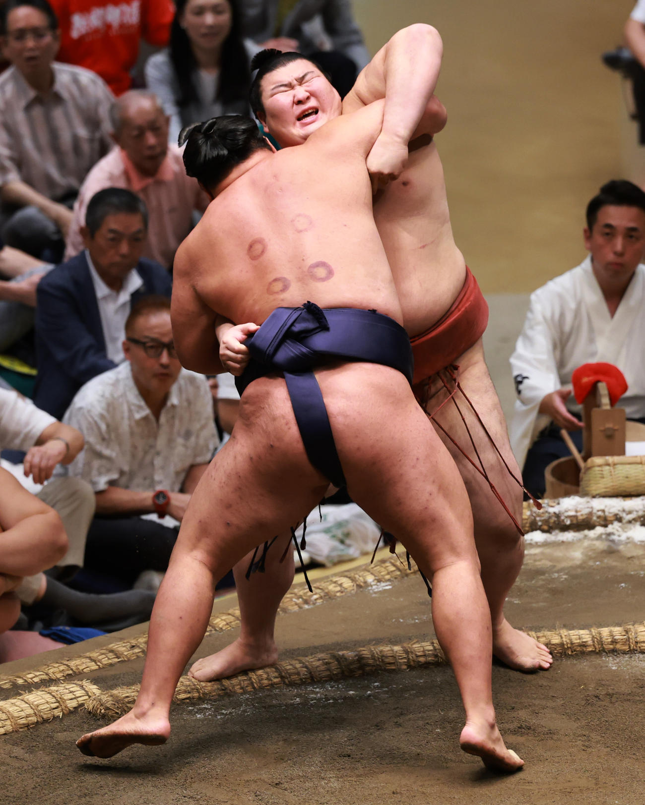 熱海富士（奥）を寄りきりで破る豊昇龍（撮影・野上伸悟）