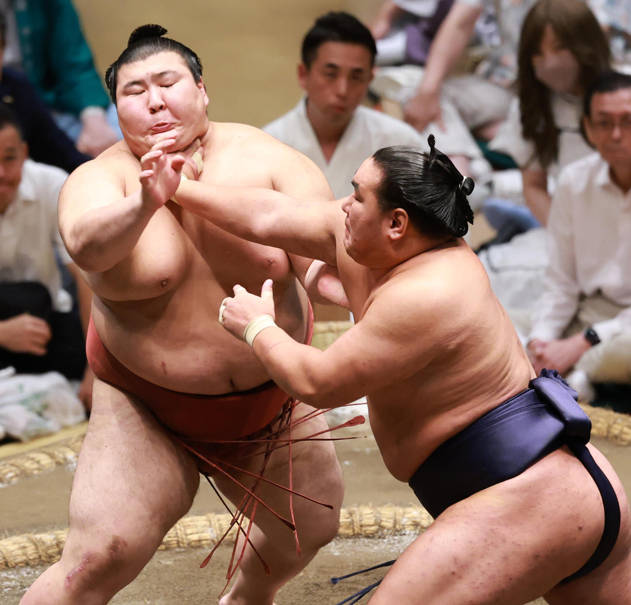 熱海富士（左）を攻める豊昇龍（撮影・野上伸悟）