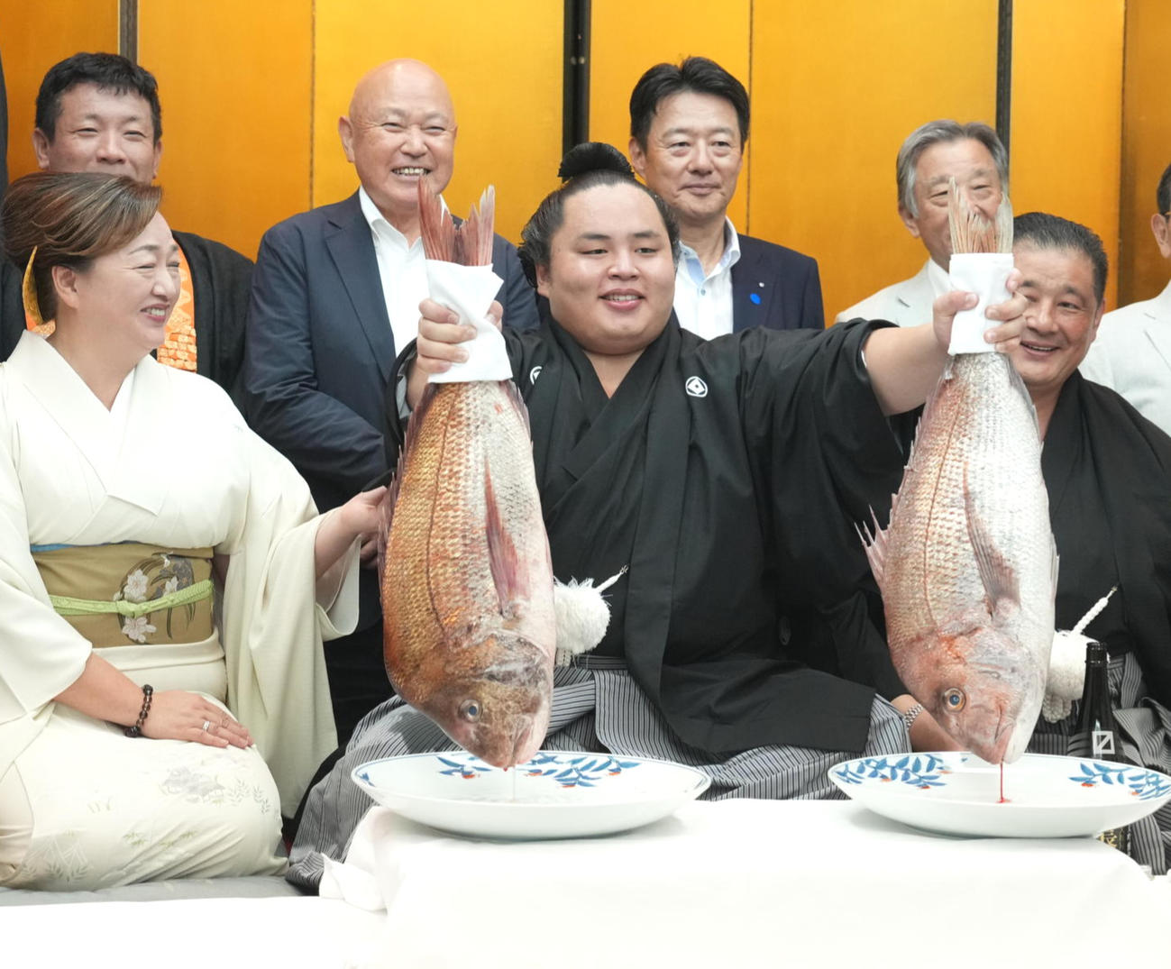 名古屋場所を制した琴勝峰はお祝いのタイを掲げる