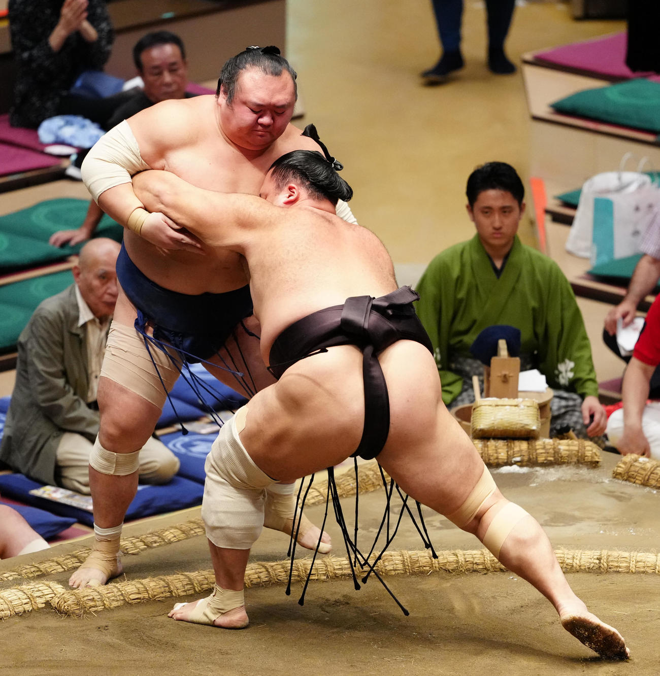 宝富士（左）を寄り切りで破る朝乃山（撮影・鈴木みどり）