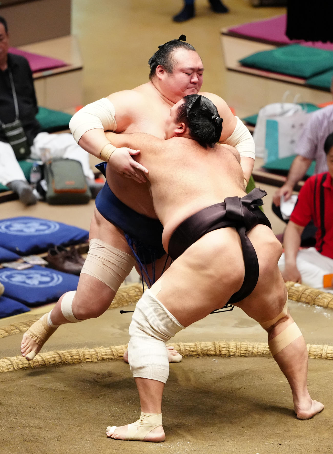 宝富士（左）を寄り切りで破る朝乃山（撮影・鈴木みどり）