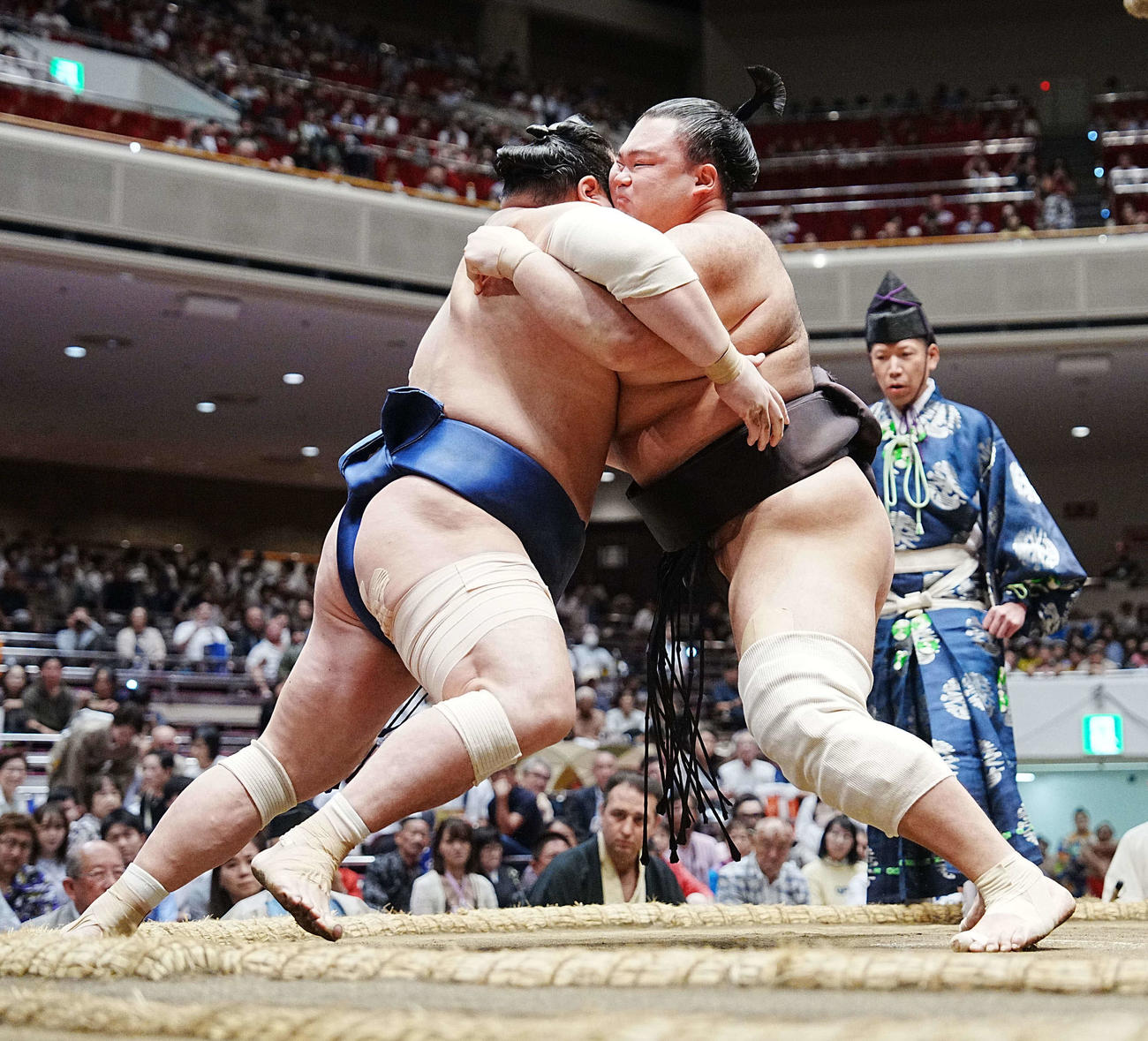 朝乃山（右）は宝富士を寄り切りで破る（撮影・小沢裕）
