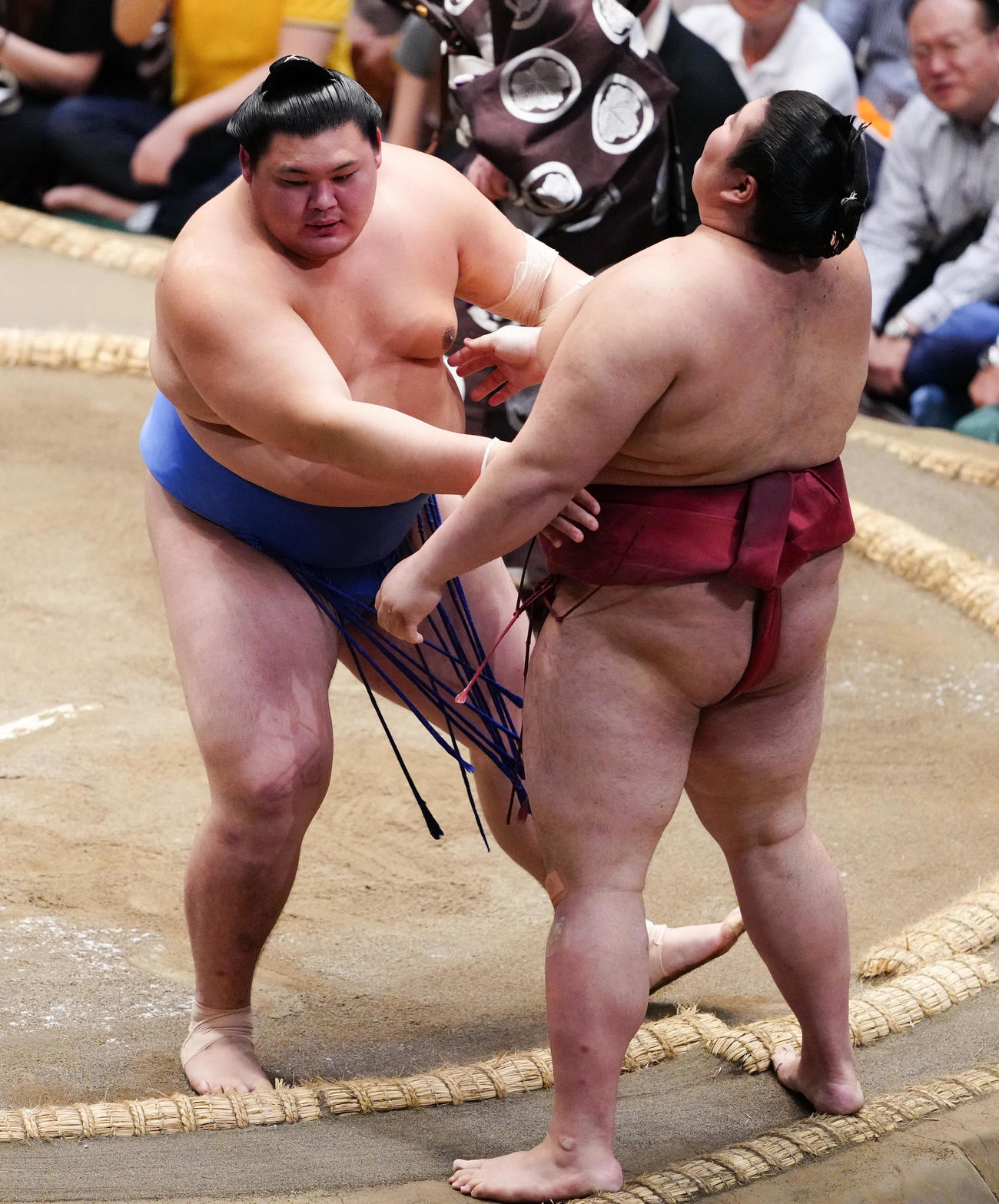 熱海富士（右）を寄り切りで破った大の里（撮影・鈴木みどり）