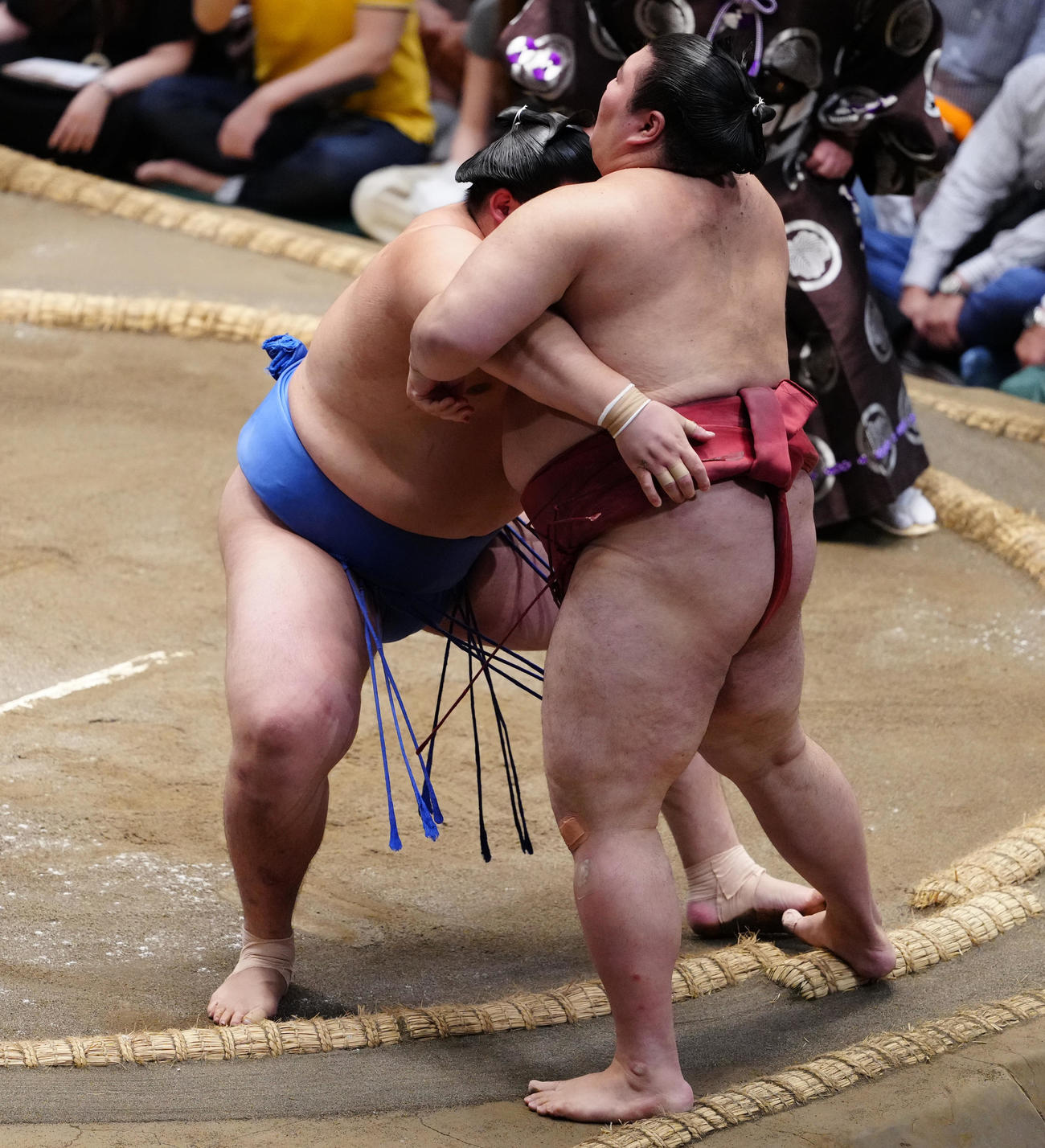 熱海富士（右）を寄り切りで破る大の里（撮影・鈴木みどり）