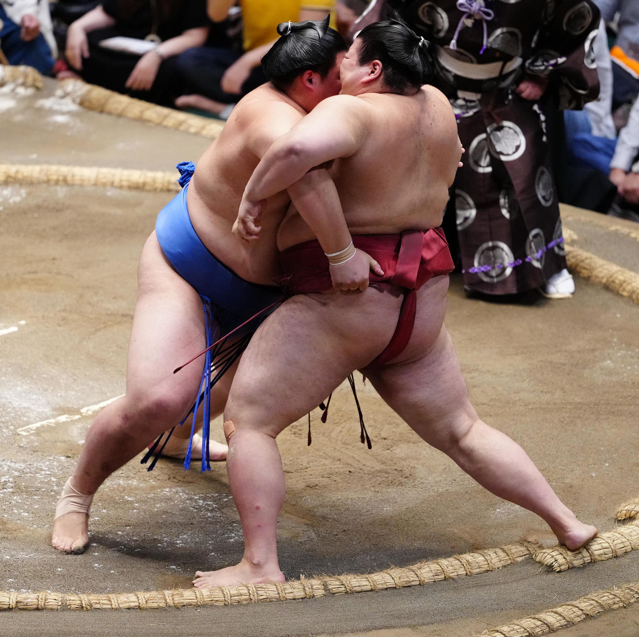 熱海富士（右）を寄り切りで破る大の里（撮影・鈴木みどり）
