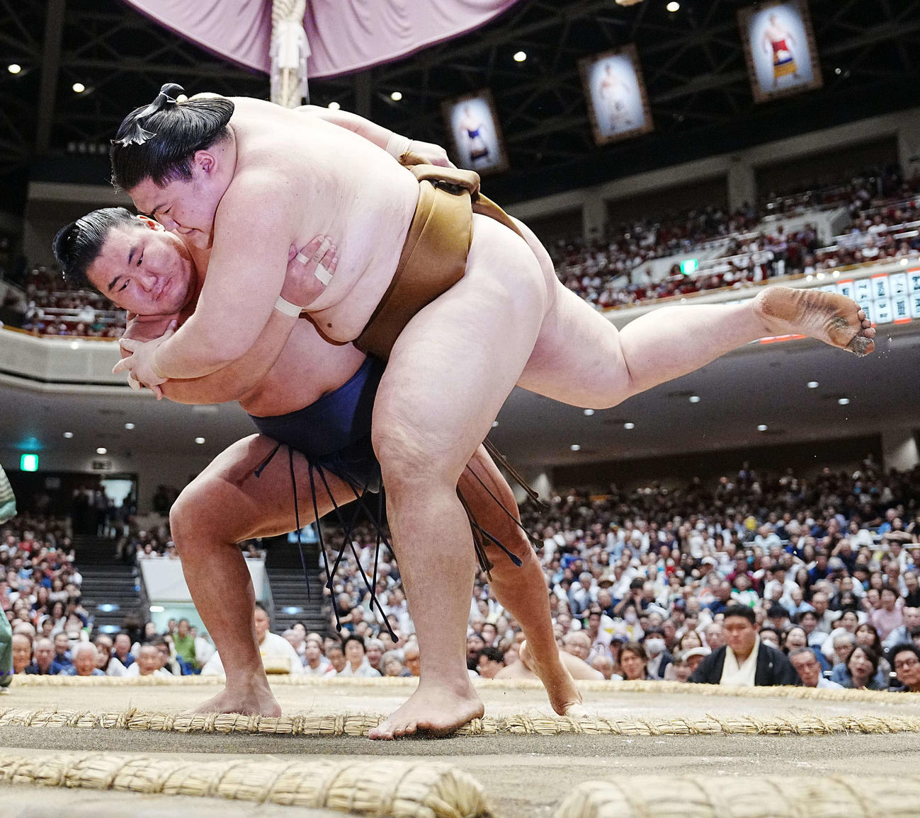 豊昇龍（左）は王鵬を下手投げで下す（撮影・小沢裕）