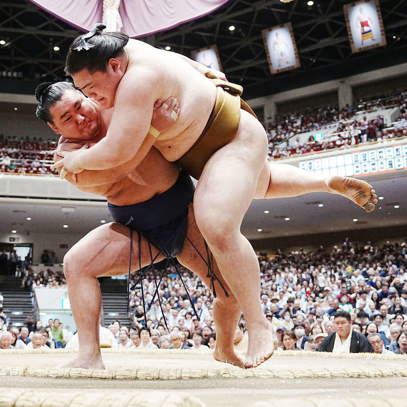 豊昇龍（左）は王鵬を下手投げで下す（撮影・小沢裕）
