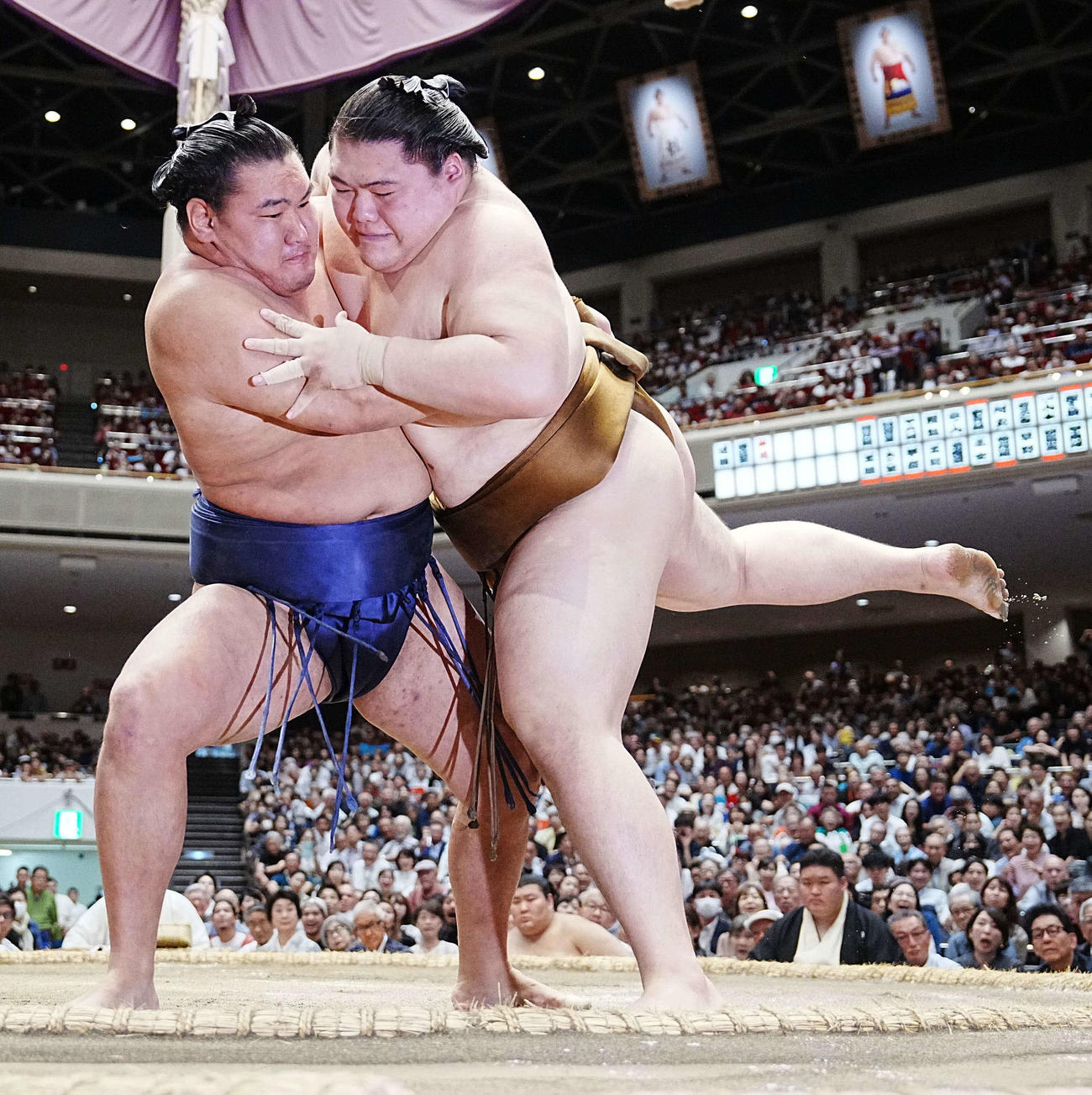 豊昇龍（左）は王鵬を下手投げで下す（撮影・小沢裕）