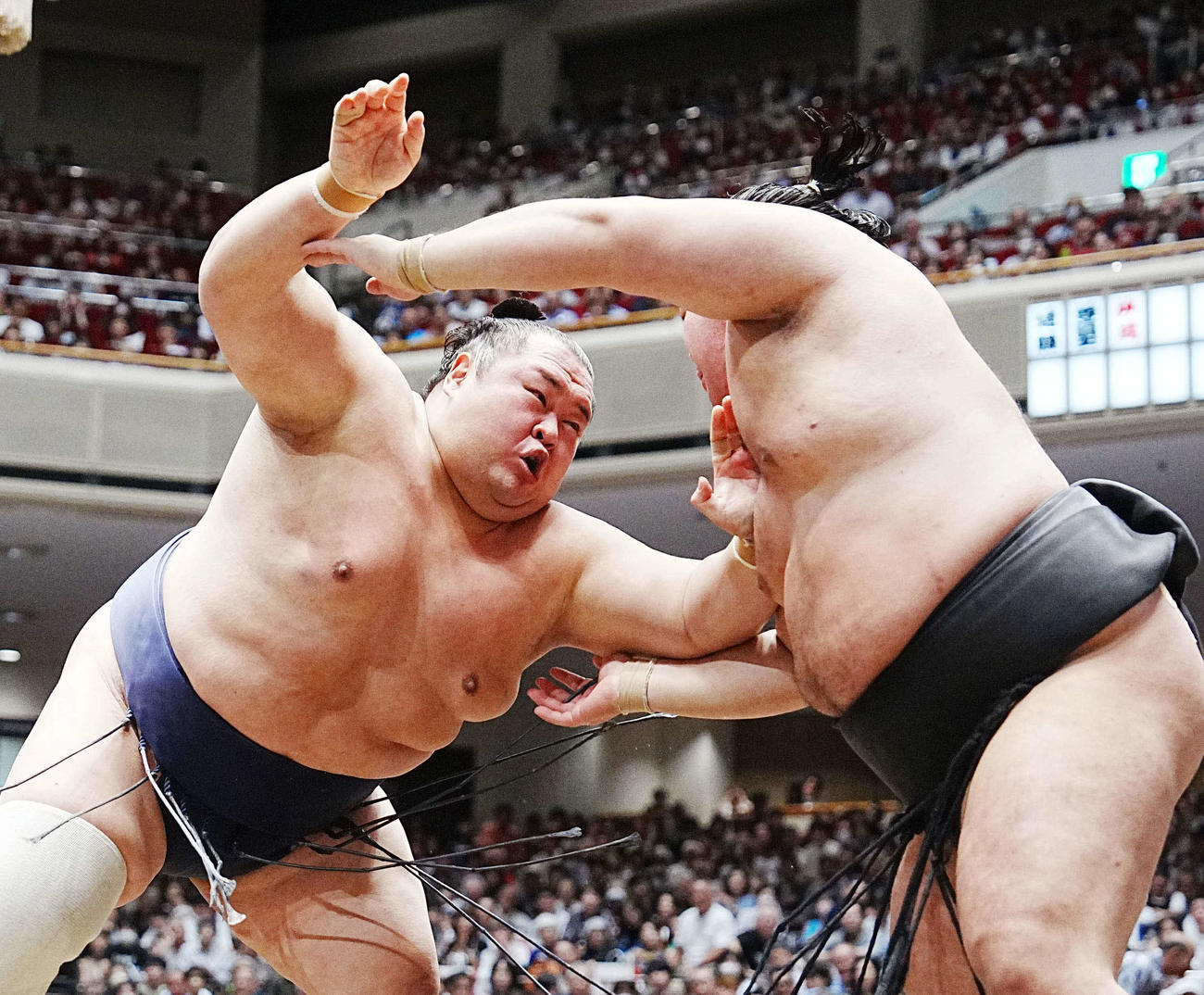 大相撲秋場所6日目　明生（右）を攻める友風（撮影・小沢裕）