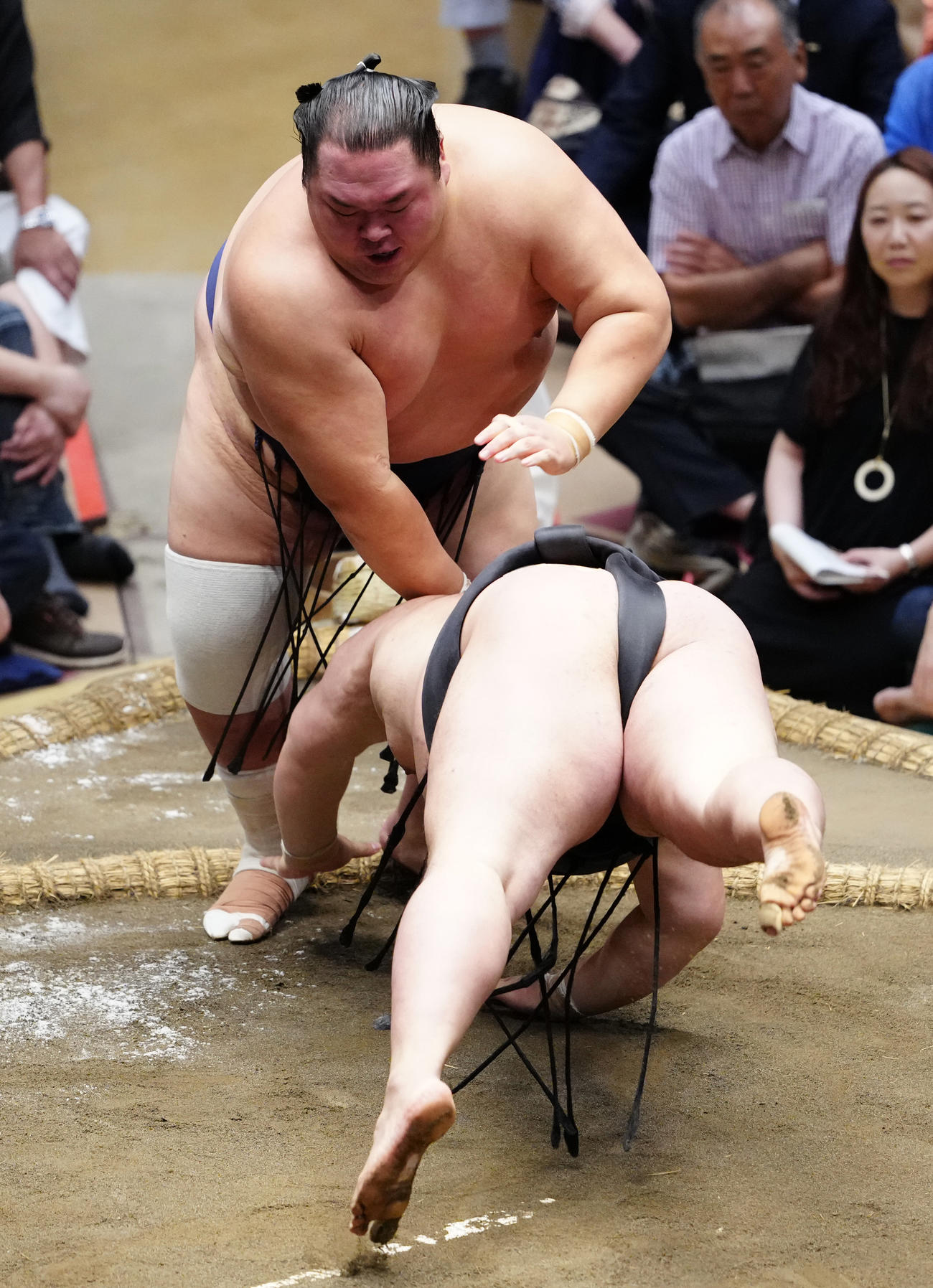 明生（下）をはたき込みで破る友風（撮影・鈴木みどり）