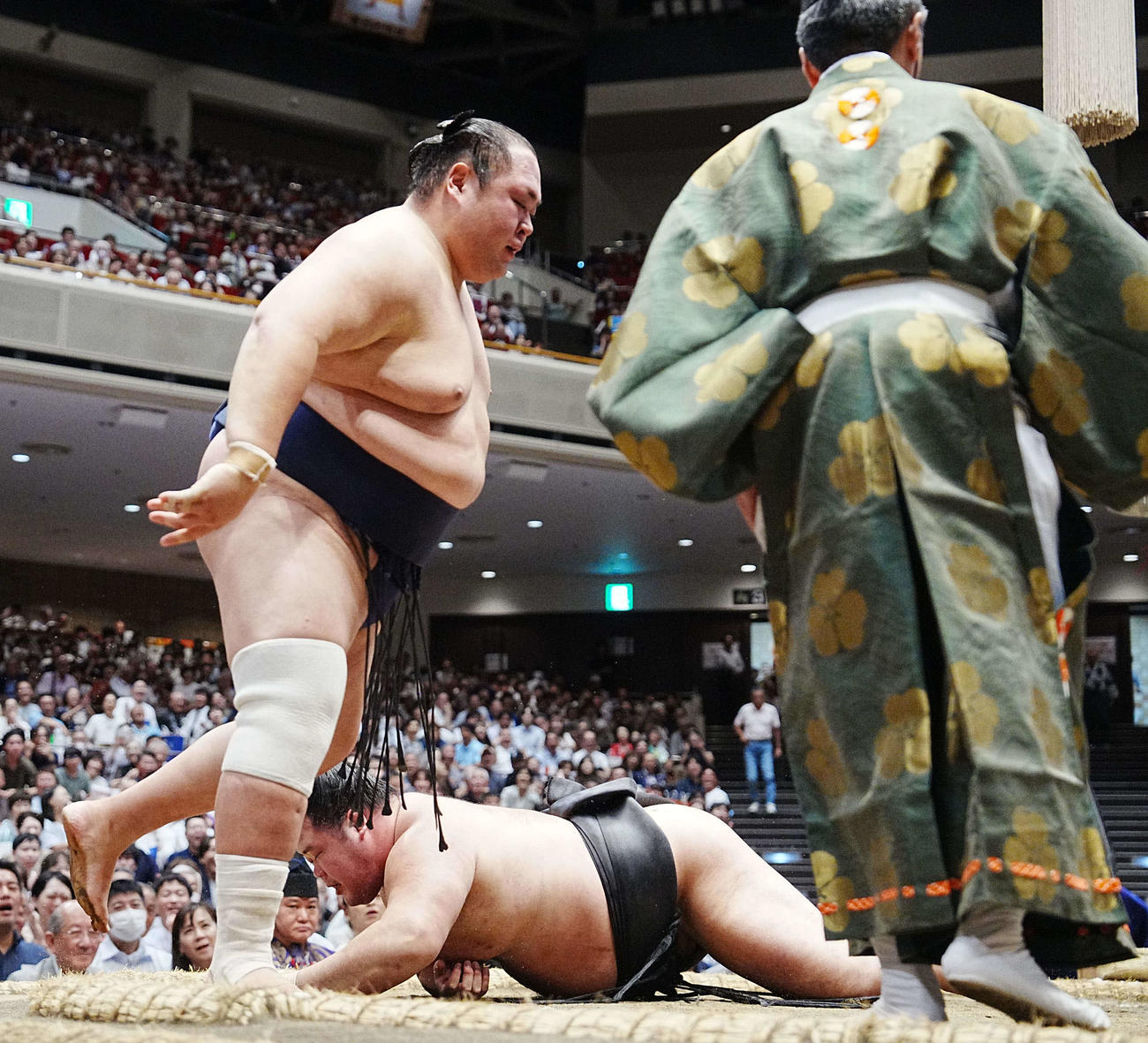 友風は明生（下）をはたき込みで破る（撮影・小沢裕）