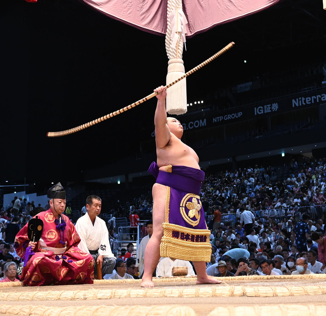 弓取り式を行う花の海（2025年7月撮影）