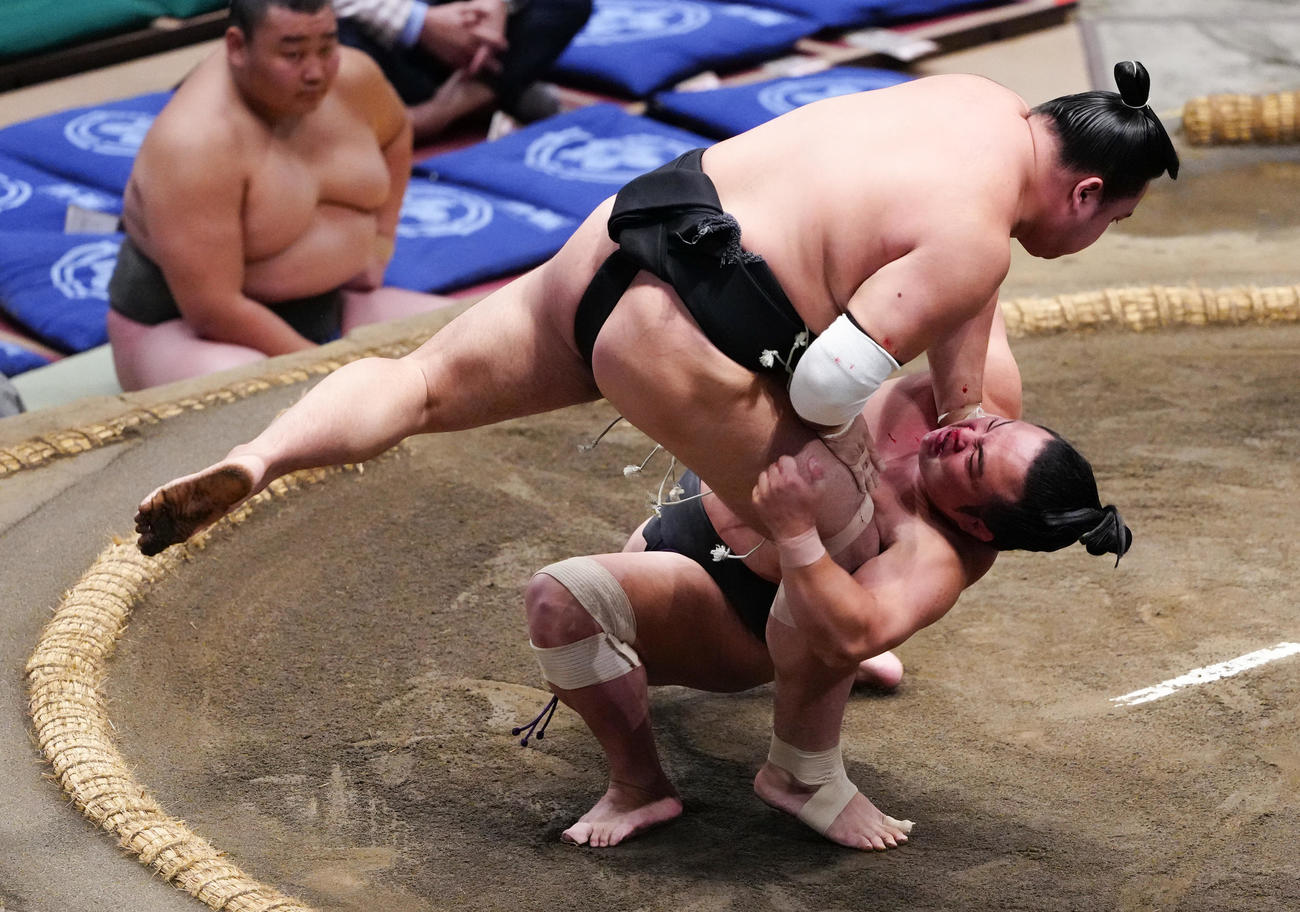 炎鵬（下）を切り返しで破る漣（撮影・鈴木みどり）