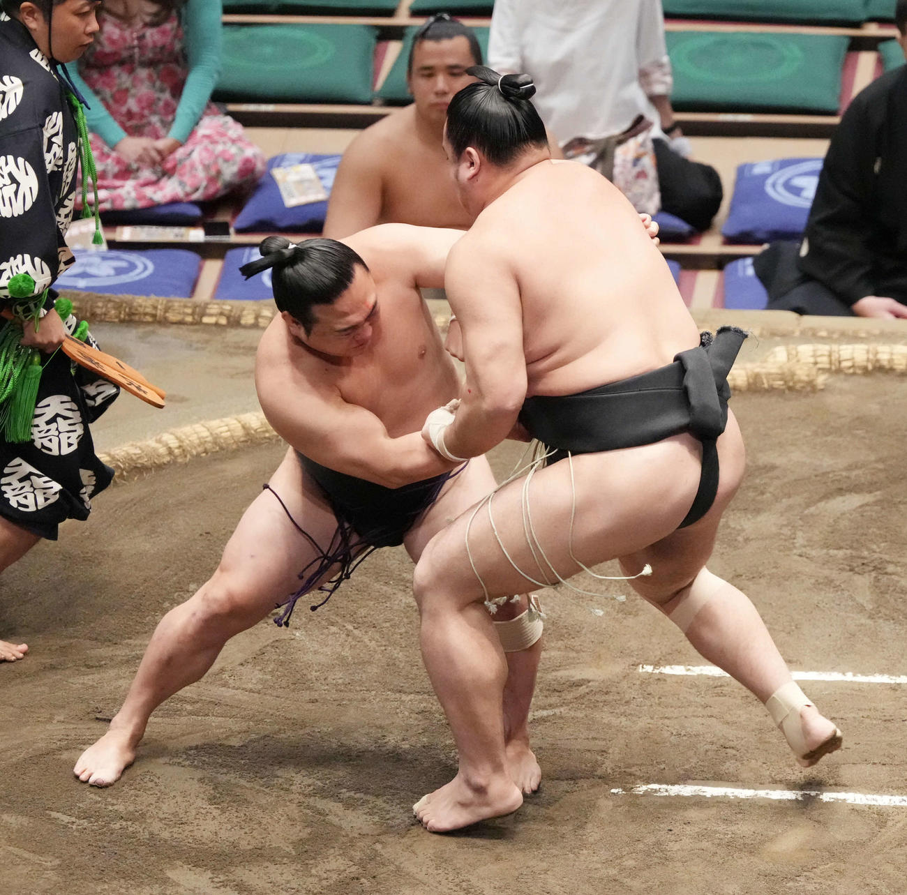 漣（右）に攻め込まれる炎鵬（撮影・小沢裕）
