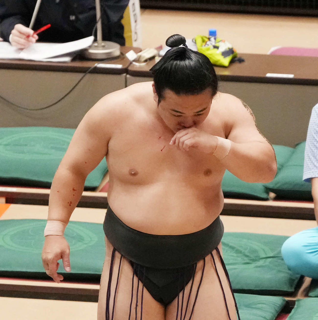 取組後に鼻を押さえる炎鵬（撮影・小沢裕）