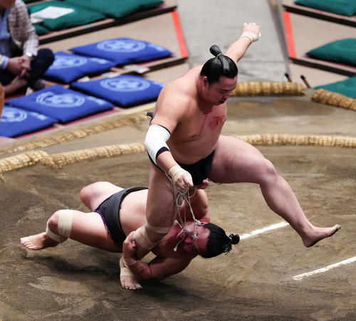 炎鵬が連敗も驚異的な粘り「あきらめない気持ち」と土俵に落ちる寸前で