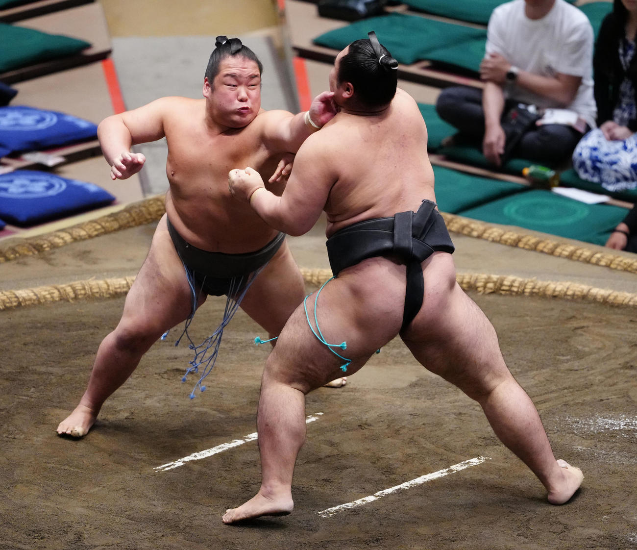魁郷（右）を攻める千代虎（撮影・鈴木みどり）