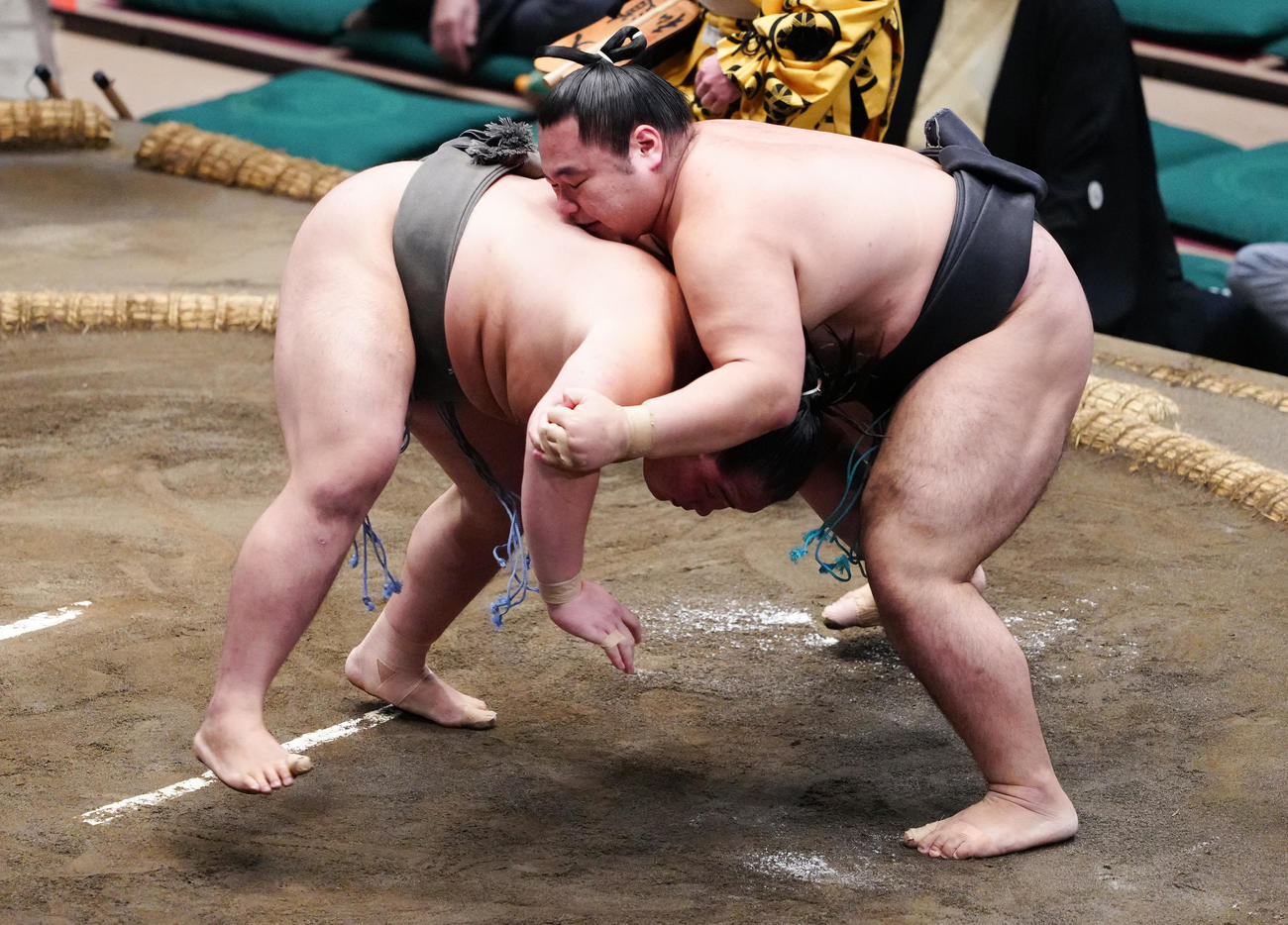 魁郷（上）にはたき込みで敗れた千代虎（撮影・鈴木みどり）