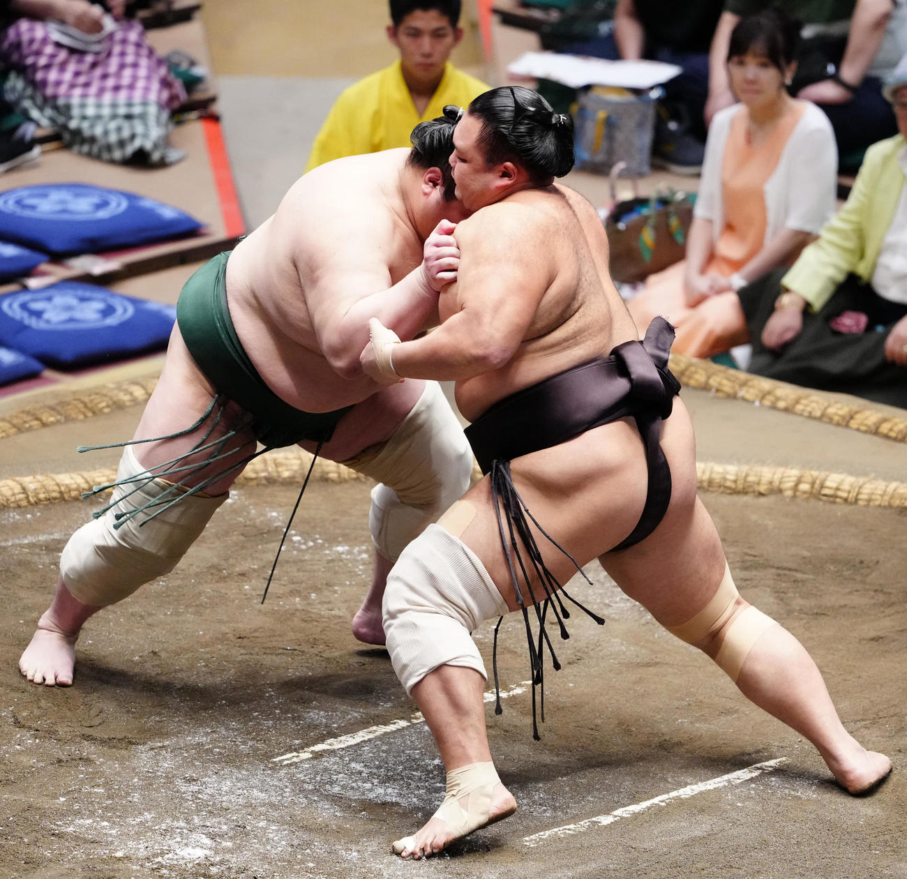 白鷹山（左）を攻める朝乃山（撮影・鈴木みどり）