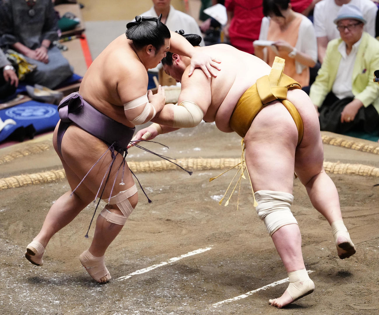 輝（右）をたき込みで破る翔猿（撮影・鈴木みどり）