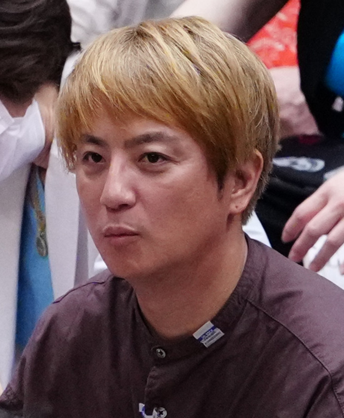 観戦する上地雄輔（撮影・鈴木みどり）