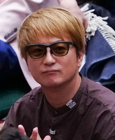 観戦する上地雄輔（撮影・鈴木みどり）